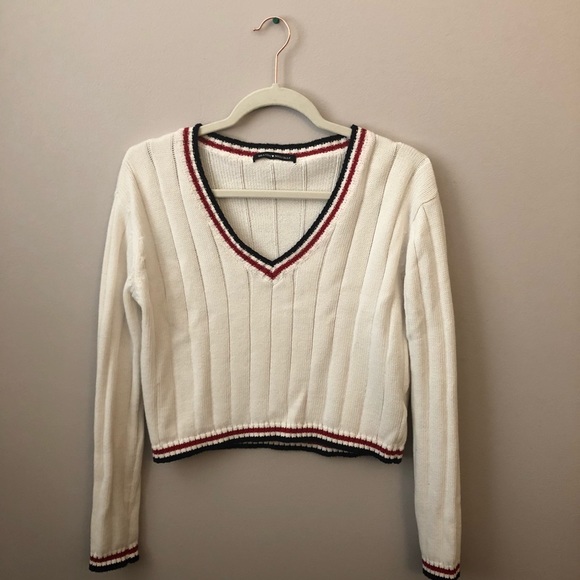 Brandy Melville V-Neck Cropped Sweater - Picture 2 of 6